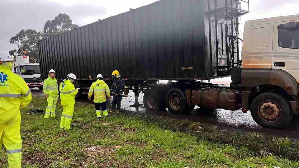 Raio atinge caminhão e provoca incêndio em pneu na BR-467, em Cascavel