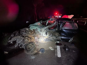 Colisão frontal entre carro e caminhonete deixa um morto e um ferido grave na BR-277 em Laranjeiras do Sul (PR)