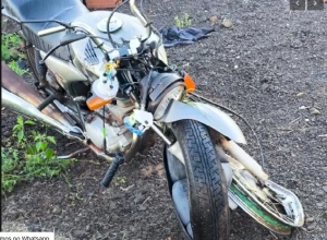 Acidente com moto fere dois jovens na Ponte do Guaçu