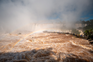 Cataratas do Iguaçu mantêm vazão acima de 7 milhões de litros por segundo