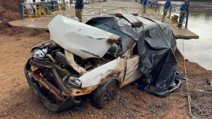 Carro que caiu no Rio Piquiri é retirado e morte é confirmada, em Terra Roxa