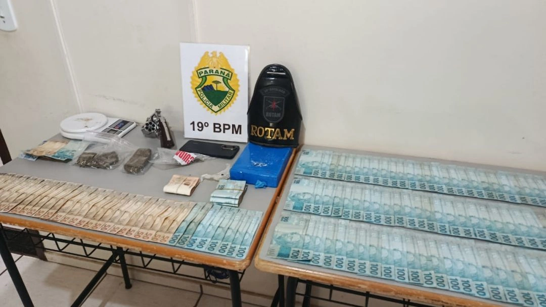 Mulher grita por socorro e ocorrência termina com apreensão de mais de 1 kg de cocaína, arma e R$ 15 mil em Toledo
