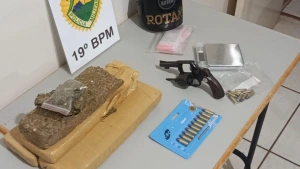 PM apreende mais de 3 kg de maconha e revólver carregado em residência de Toledo