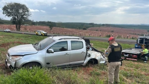 Motorista fica ferido após caminhonete sair da pista na PRC-272, em Iporã