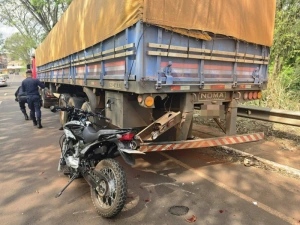 Fatalidade no Paraguai: motociclista morre ao bater na traseira de caminhão de Guaíra