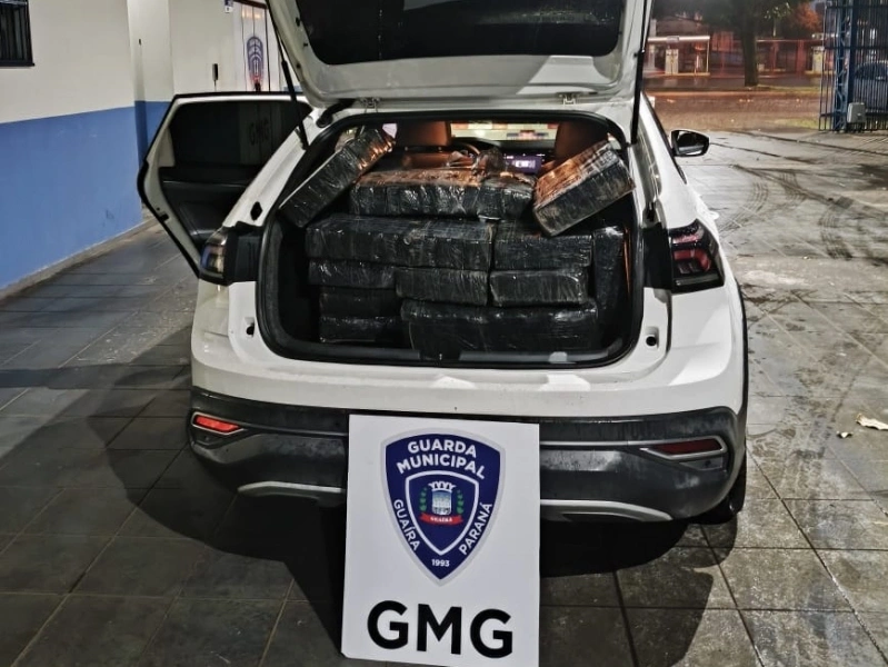 Carro carregado com quase 400 kg de drogas bate em poste durante fuga em Guaíra