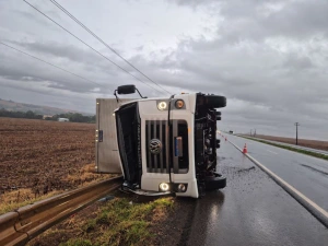 Vento forte provoca tombamento de caminhão na BR-163, entre Toledo e Marechal Cândido Rondon