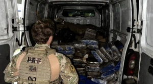 Frete de R$ 2,8 mil termina com apreensão de 350 kg de maconha na BR-467