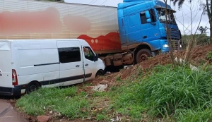 Casal escapa ileso após van atingir carreta na BR-163, em Toledo