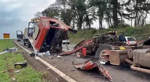 Cabine de caminhão se solta na BR-163 e rola pela pista após colisão