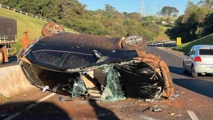 Corolla bate contra mureta e capota na PRc-467 em Cascavel