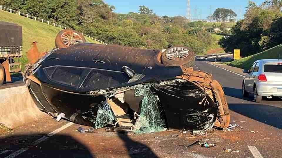 Corolla bate contra mureta e capota na PRc-467 em Cascavel