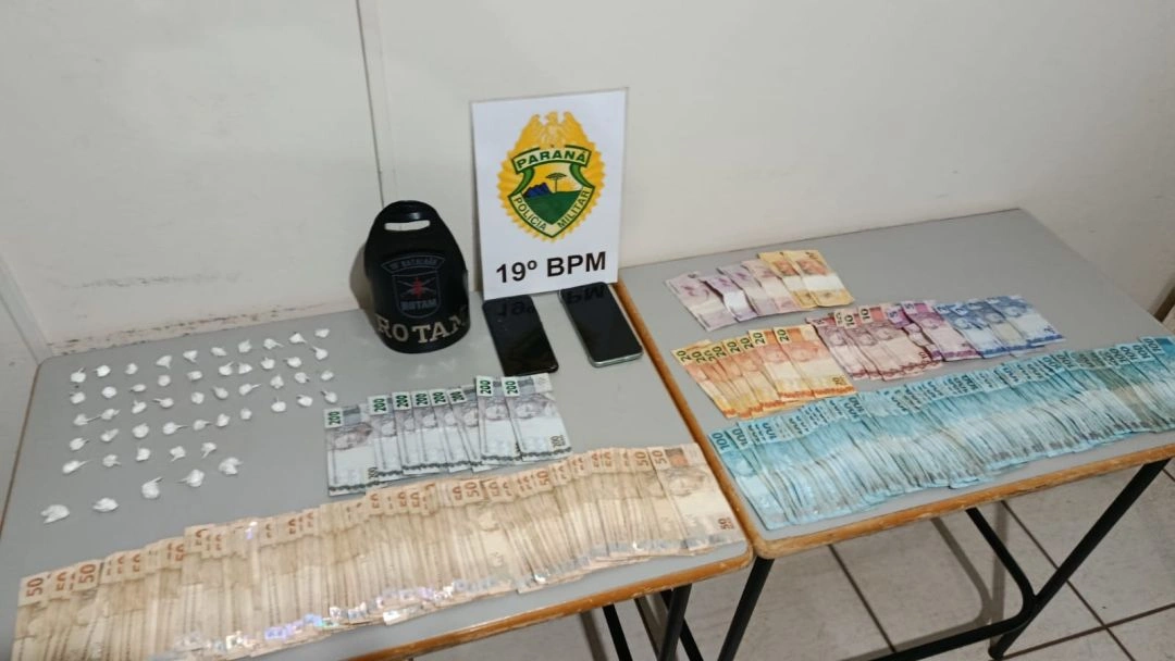 PM apreende cocaína, R$ 18 mil e celulares após denúncia de tráfico em Toledo