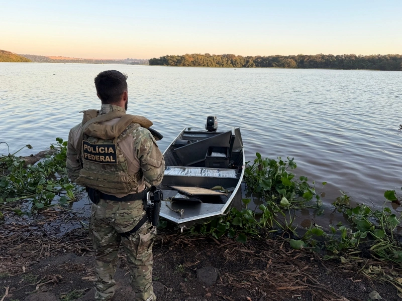 Barco carregado de agrotóxicos é interceptado pela Polícia na região de Porto Mendes