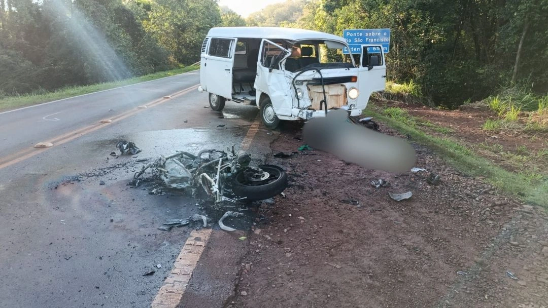 Jovem motociclista morre após colisão com Kombi na PR-317, em Toledo