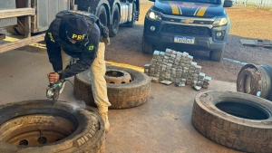 PRF localiza mais de 150 kg maconha escondidos em estepes de carreta em Terra Roxa (PR)