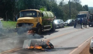 Motociclista fica gravemente ferido e tem veículo destruído por fogo após colisão na PR-317, entre Toledo e Ouro Verde do Oeste