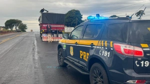 PRF apreende carreta com contrabando de cigarros escondido sob carga de milho após pane seca na BR-163