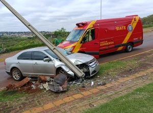 Gestante de cinco meses fica ferida após carro bater contra poste em Toledo