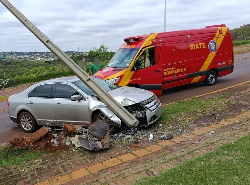 Gestante de cinco meses fica ferida após carro bater contra poste em Toledo