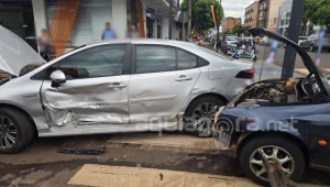 Idosos ficam feridos em violenta colisão entre Fiesta e Corolla no centro de Marechal Rondon