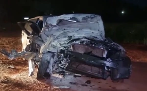 Milagre na 369 em Cascavel: Após forte impacto entre BMW e carreta, condutor de automóvel sai ileso