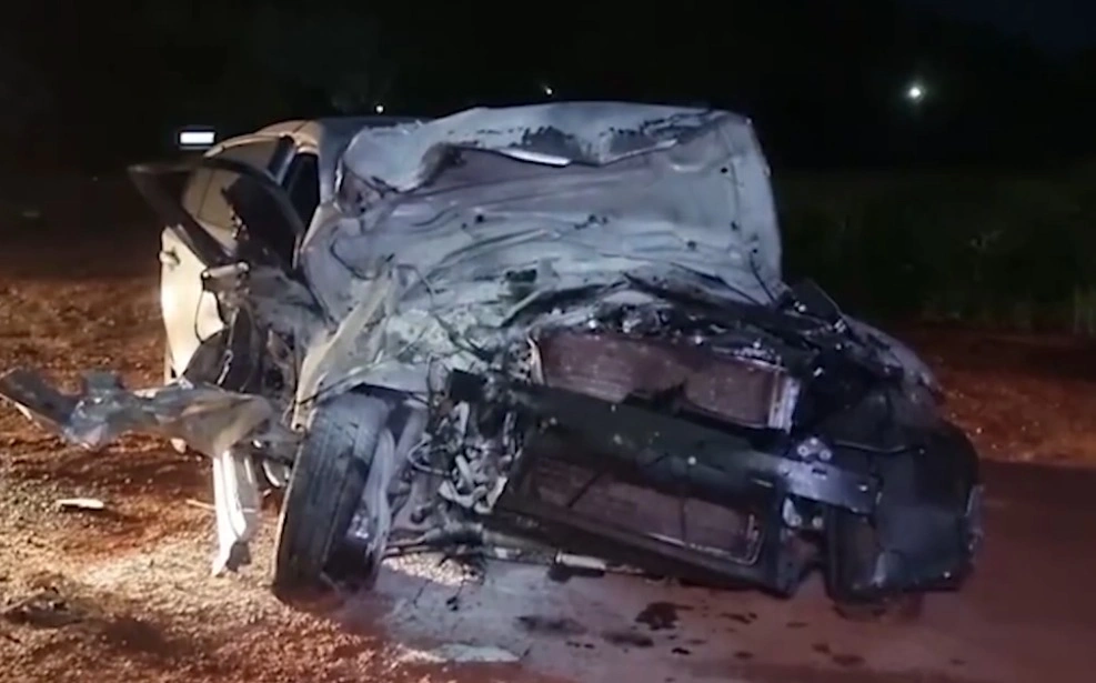 Milagre na 369 em Cascavel: Após forte impacto entre BMW e carreta, condutor de automóvel sai ileso