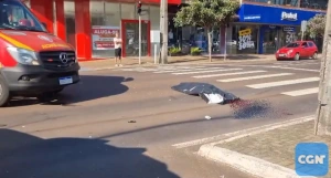 Vídeo mostra moto realizando conversão à esquerda em acidente que matou mulher no centro de Cascavel