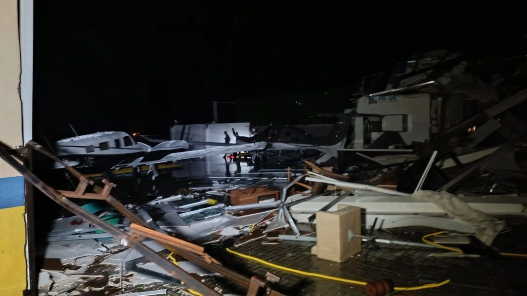 Estimativa aponta de 10 a 12 aeronaves danificadas por vendaval no aeroporto de Toledo