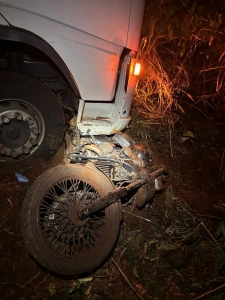 Jovem de 22 anos morre após motocicleta ser atingida por carreta na PR-585 em Toledo