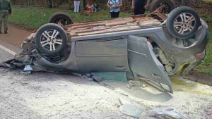 Carro com cinco pessoas capota na BR-163 entre Cascavel e Toledo
