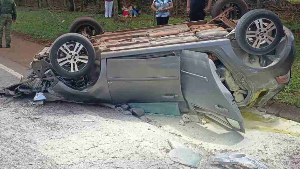 Carro com cinco pessoas capota na BR-163 entre Cascavel e Toledo