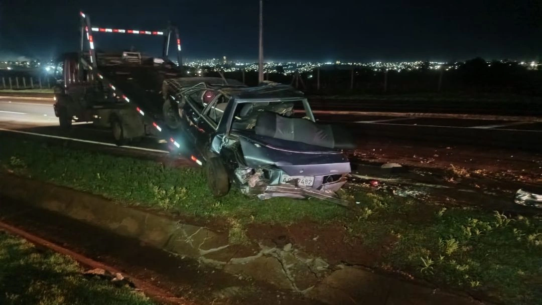 Ford Del Rey capota após ser atingido na traseira na Av. Egydio Gerônymo Munaretto, em Toledo