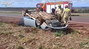 Corolla capota na PR-182 após motorista tentar desviar de cachorro