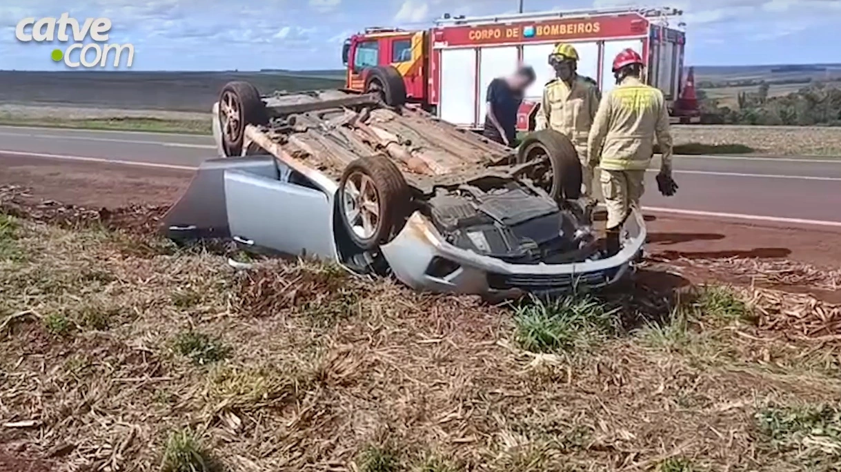 Corolla capota na PR-182 após motorista tentar desviar de cachorro