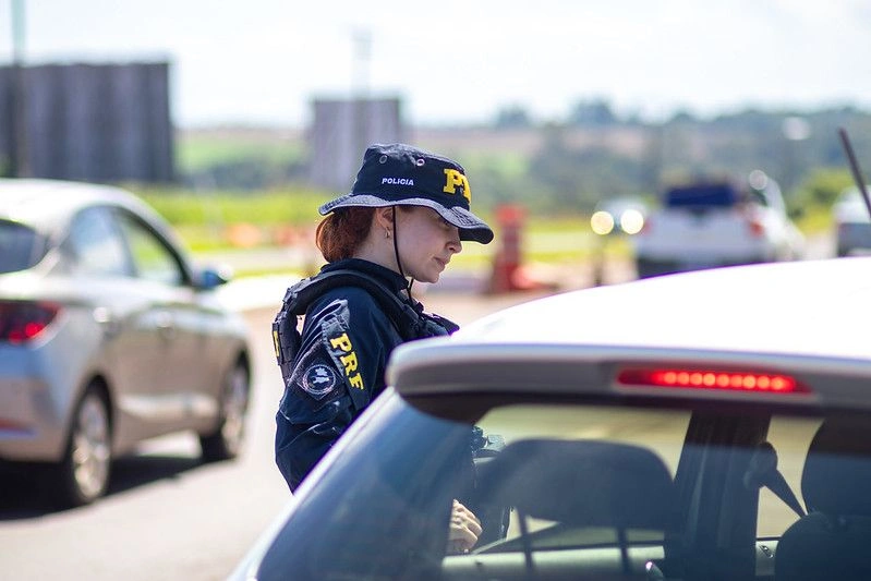 PRF reforça fiscalização nas rodovias federais do Paraná durante feriado de Nossa Senhora Aparecida