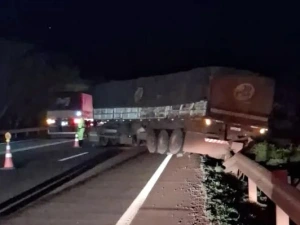Carreta fica em 'L' e bloqueia pista na BR-163 em Mercedes
