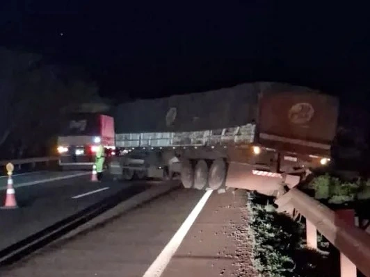 Carreta fica em 'L' e bloqueia pista na BR-163 em Mercedes