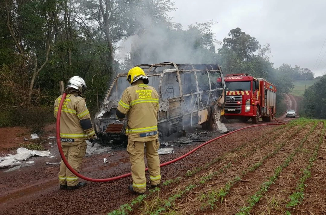 Ônibus do transporte escolar pega fogo no interior de Toledo; motorista e criança escapam sem ferimentos