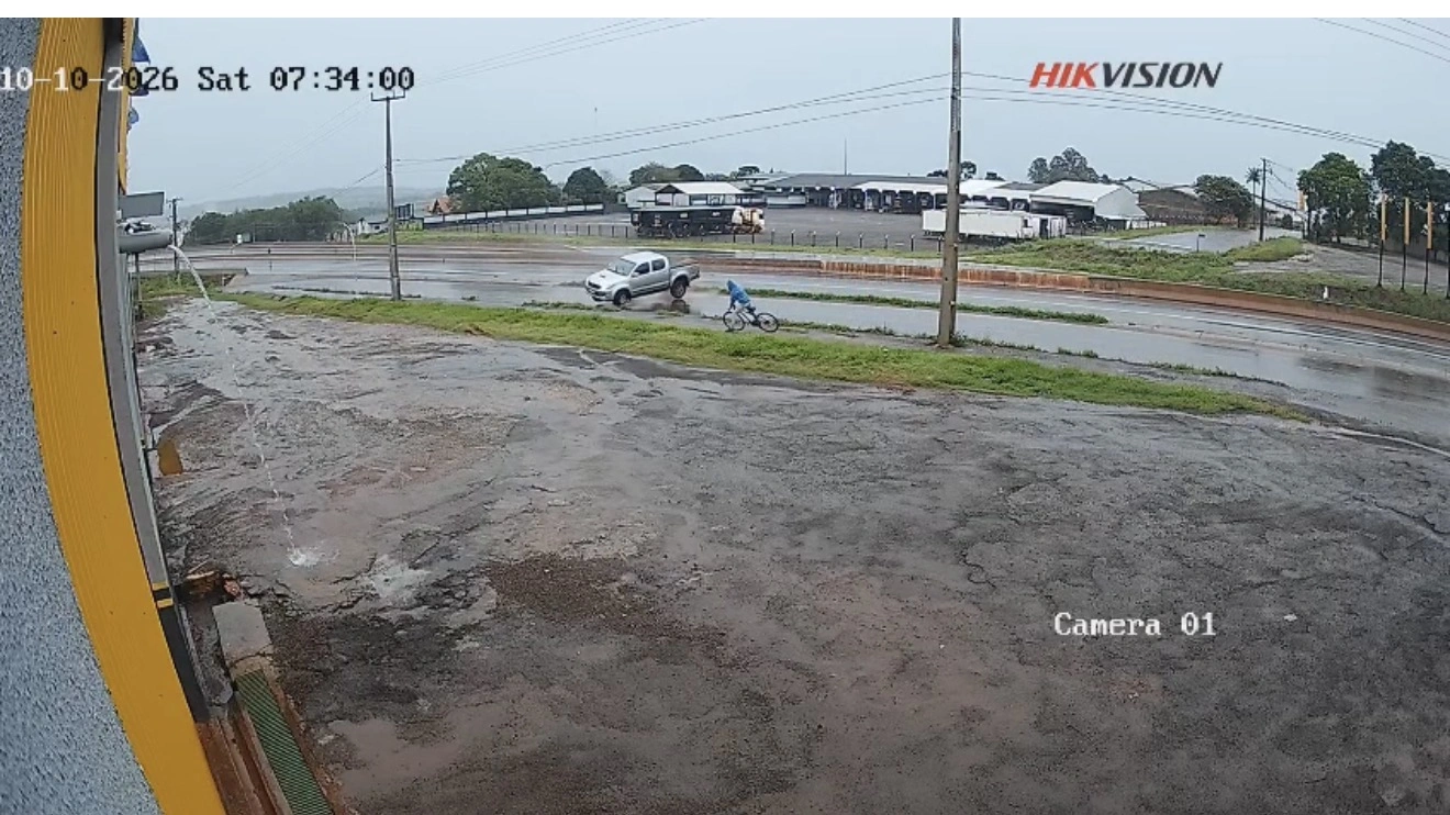 Camionete capota próximo ao portal de Marechal Rondon e quase atinge ciclista 