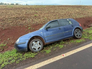 Golf sai da pista e cai em valeta próximo à ponte do Rio Guaçu, na PR-491 entre Nova Santa Rosa e Marechal Rondon