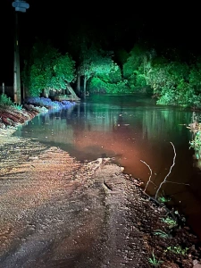 Ponte sobre o Rio Marrecos, em Margarida, é interditada devido à elevação da água