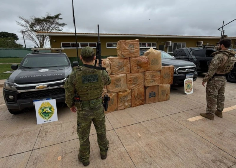BPFRON e Polícia Federal apreendem 800 pacotes de cigarros contrabandeados em área rural de Mercedes
