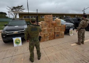 BPFRON e Polícia Federal apreendem 800 pacotes de cigarros contrabandeados em área rural de Mercedes