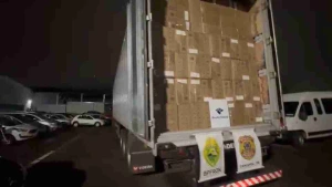 Caminhão com mil caixas de cigarros é apreendido na chegada a Cascavel