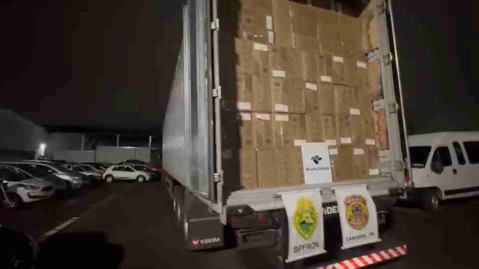 Caminhão com mil caixas de cigarros é apreendido na chegada a Cascavel