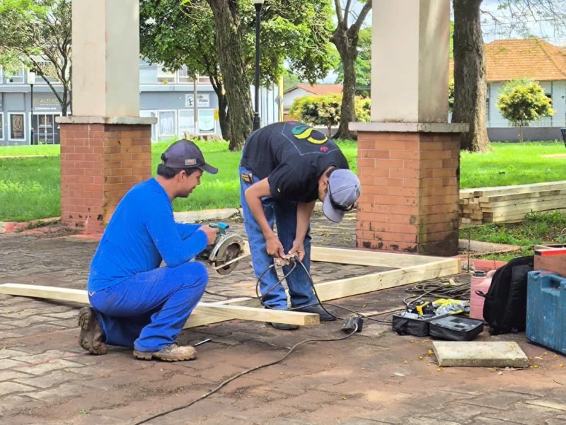 Iniciada a instalação da decoração natalina em Marechal Cândido Rondon