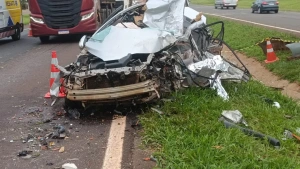 Acidente entre carro e carreta deixa dois mortos nas proximidades do Centro de Eventos, em Toledo