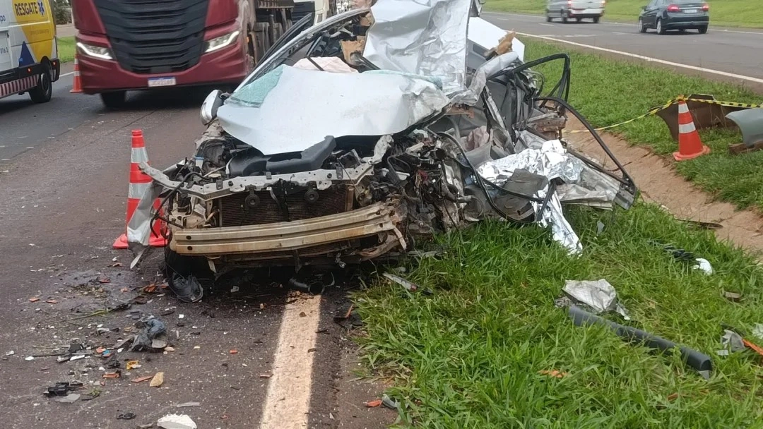 Acidente entre carro e carreta deixa dois mortos nas proximidades do Centro de Eventos, em Toledo