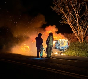 Quatro cascavelenses escapam de caminhonete em chamas na PR-317